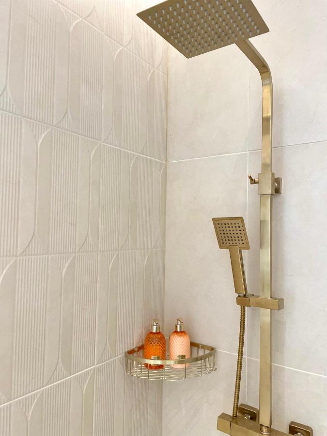Stylish & Chic Central Apartment With Hot Tub Perth Kültér fotó