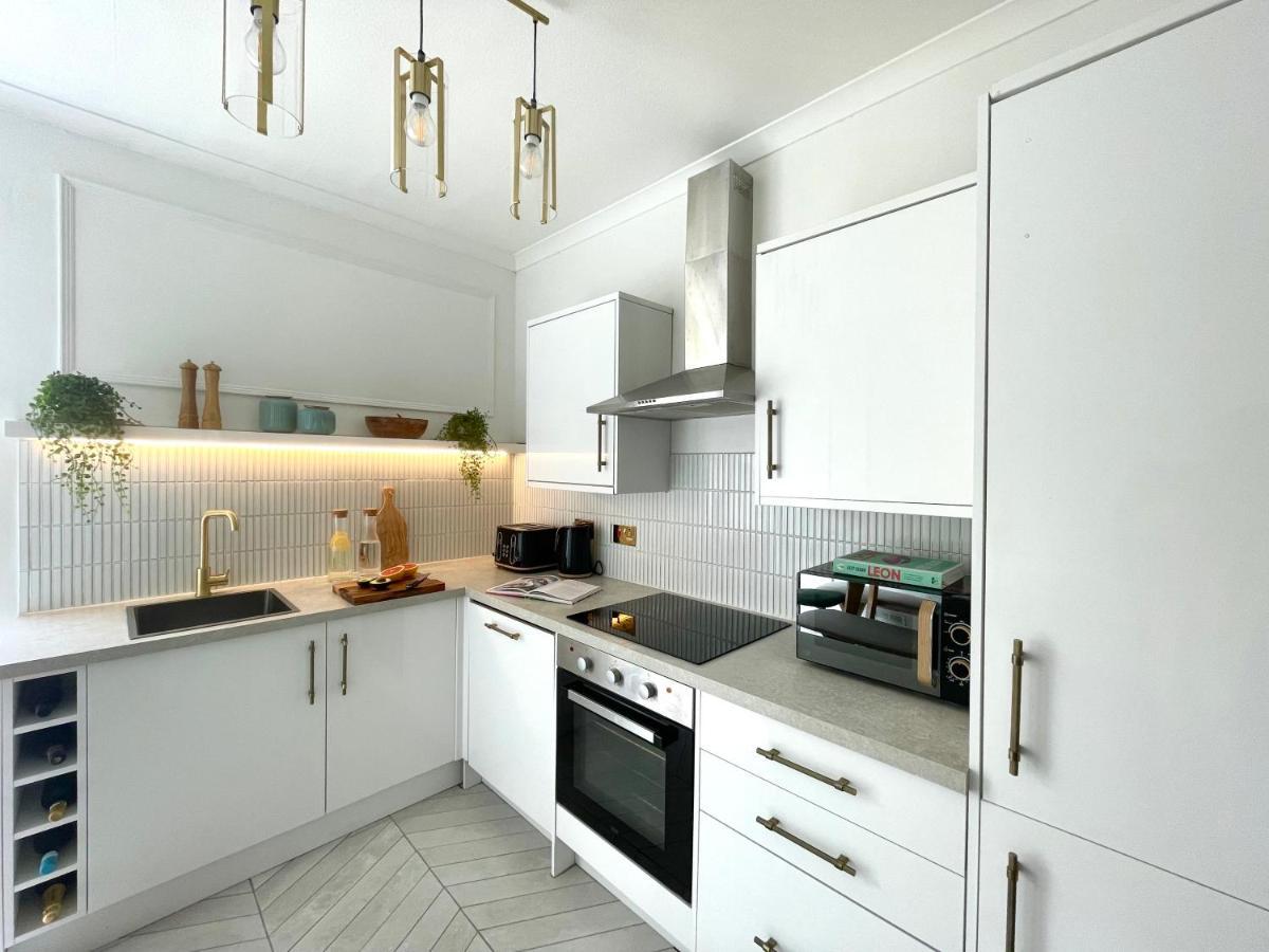 Stylish & Chic Central Apartment With Hot Tub Perth Kültér fotó